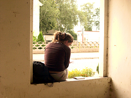 Carine reading and waiting